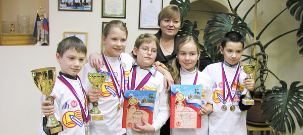 Д. Поляков, К. Петручкова, М. Захаров, Д. Иванова, Р. Назиров, на заднем плане – Л. Тараканова