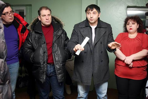 депутат Н. Такаев (второй справа) во время встречи с избирателями (рядом с ним – заместитель председателя Совета города Николай Кулябов)