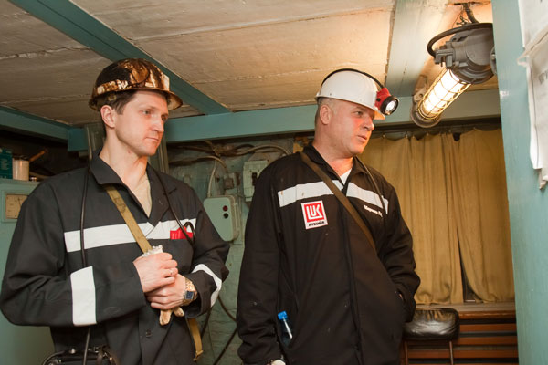 П. Оборонков и Ю. Козлов (слева) перед спуском в шахту