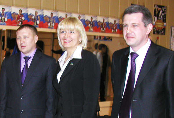 (слева направо) заведующий отделом физкультуры и спорта администрации МО ГО «Усинск»» О. Горбулин, Т. Капийчук и А. Короваев