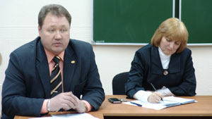 С. Новоселов и Т. Жура во время совещания