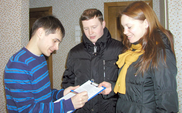 А. Бакулин (в центре) и С. Сметанина собирают подписи