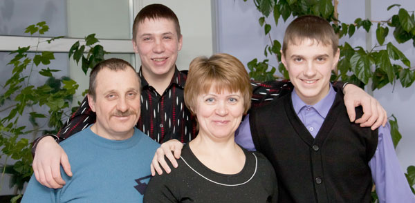 любимые мужчины Таисы Нагибиной: супруг и сыновья Сергей (слева во втором ряду) и Александр