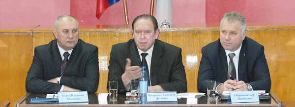 (справа налево) П. Оборонков, А. Макаренко и В. Безрук в президиуме семинара