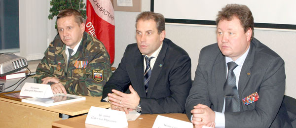 (справа налево) С. Новоселов, А. Кулябов и член правления СВАЧиЛВ Д. Латынин на встрече со школьниками в музее ЦДОД