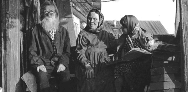 Т. Волкова (крайняя справа) за беседой с пижемским наставником Сидором Ниловичем Антоновым в д. Скитской (1978 г.)