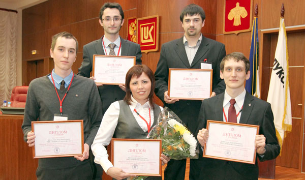 победители конференции (в верхнем ряду слева направо): Ю. Эмексизов, А. Клименко, (внизу): П. Шукалович, А. Крапивина, А. Каракчиев
