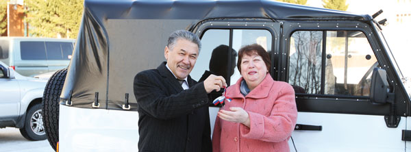 А. Тян вручает ключи от машины Н. Веселовской