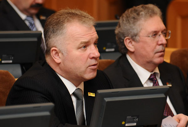 П. Оборонков (слева) участвует в работе сессии