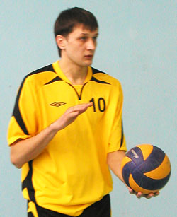 на подаче волейболист из Нижнего Одеса