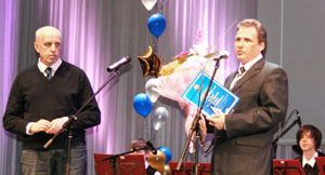 Михаила Веселова (справа) поздравляет с победой главный редактор международного журнала «Диалог Евразия» Борис Клементьев