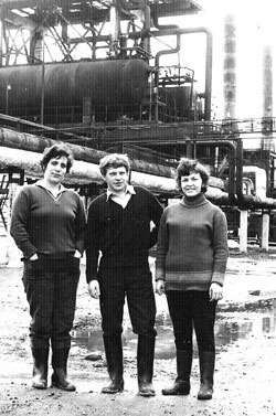 (слева направо) Юлия Сергевнина, Савватий Фурсов и Лидия Владимирова – рабочая смена (1973 г.)