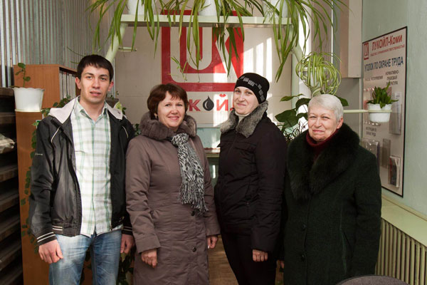 династии – Cветлана Таирова (вторая слева) с сыном Сергеем и Валентина Леонова с дочерью Еленой
