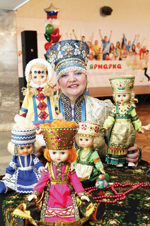 Л. Гур со своими куклами