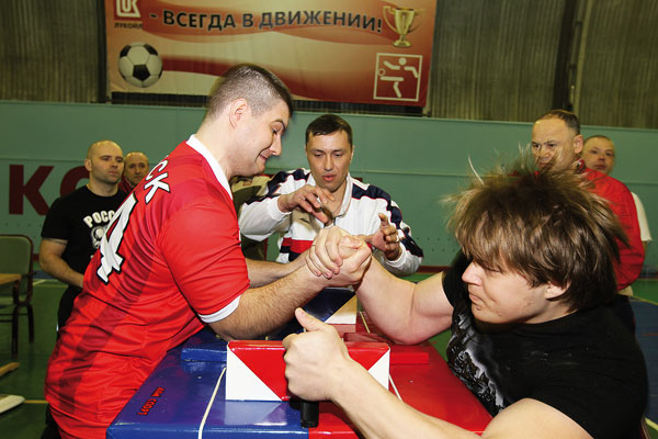 В. Чакиров (слева) в решающей схватке против А. Зоненко