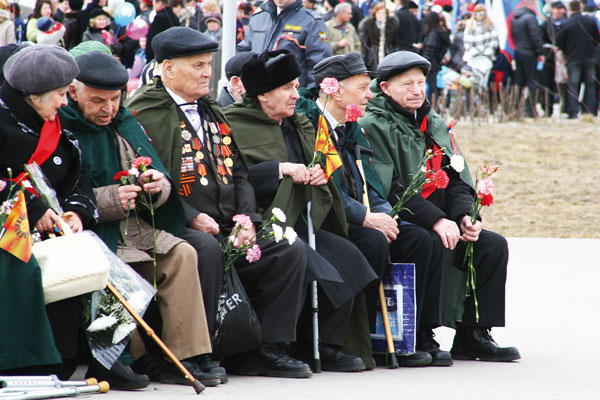Н Резенов (третий справа) на митинге в честь Дня Победы в 2010 году