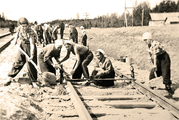 А. Моревая (справа) на строительстве железнодорожной ветки «Микунь-Кослан» (конец 50-х гг.)