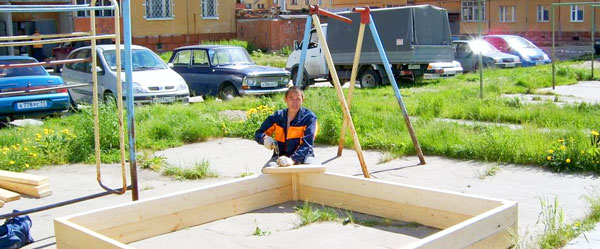 строительство песочницы во дворе дома 13 по улице Комсомольской