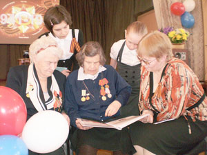 участники презентации (слева направо) ветераны войны А. Яборова, Г. Заволодько и Л. Мезенцева изучают Книгу памяти