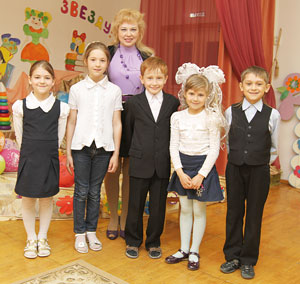 юные звездочки из прогимназии со своим педагогом О. Филипповой