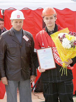 В. Марьянков (слева) и круглый отличник Н. Клименко