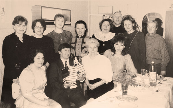 коллектив АУП НГДУ «Архангельск-нефтегаз» в 1989 году (Т. Севостьянова – второй ряд, четвертая справа)