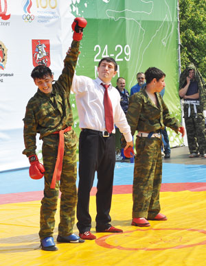 победитель турнира Н. Кажаев (слева)