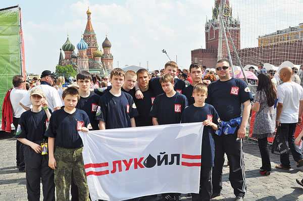 сборная команда Усинска на Красной площади (крайний справа – С. Рыбалка)