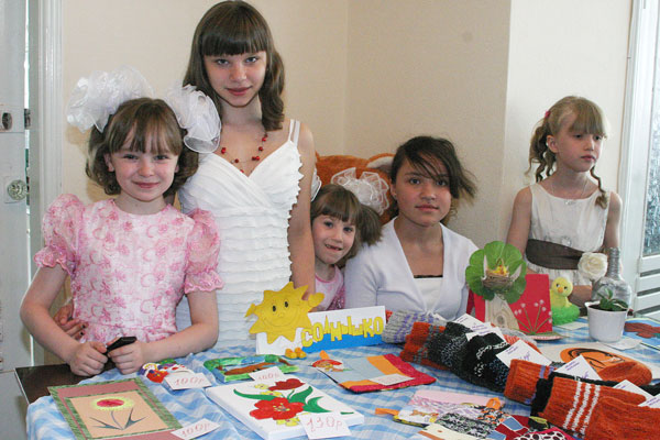 Алиса Филиппова (вторая слева) с подругами
