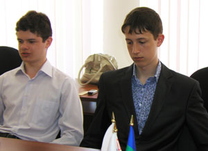 усинские школьники А. Борисов (слева, СОШ № 5) и А. Мухортов (СОШ №2)