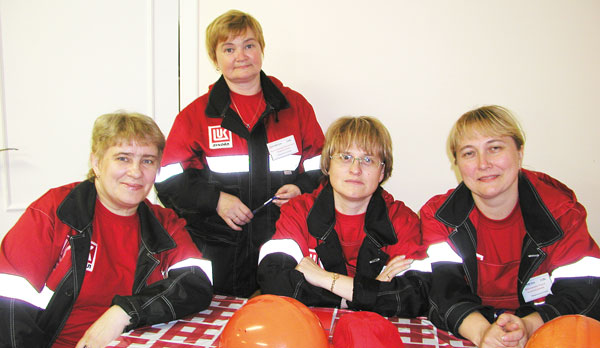 операторы с Яреги (слева направо) Е. Санева, В. Красношеина, Н. Великая и О. Шеплякова