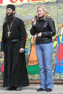  участников праздника приветствуют И. Рычкова и о. Петр