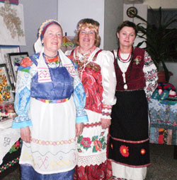  (слева направо) в народных костюмах Вера Яницкая, Анна Степанова и Виктория Тимченко 