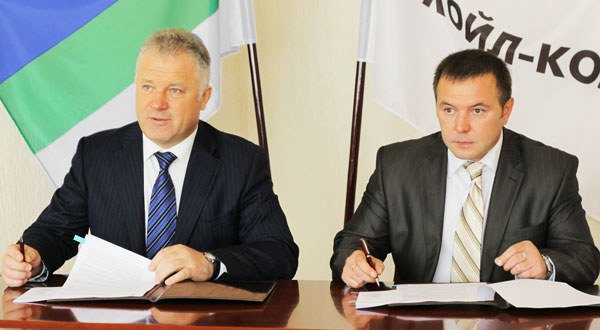 П. Оборонков во время подписания соглашения с Д. Кирьяковым