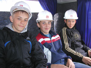 школьники (слева направо) А. Киринцев, В. Ряхинцев и С. Ефимцев