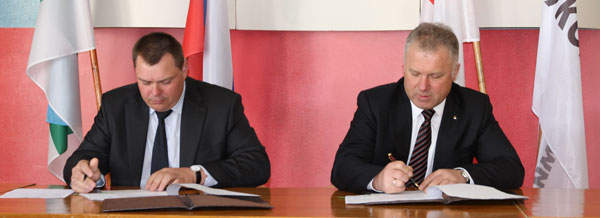 П. Оборонков (справа) и А. Поздеев во время подписания соглашения о социальном партнерстве