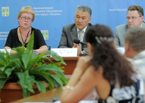 А. Тян (в центре), И. Смирнов и Е. Гайдаш во время пресс-конференции