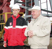 А. Соловьев (справа) на Западно-Тэбукском месторождении, 2009 год