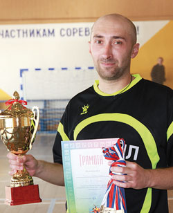 капитан команды-победительницы В. Рузьмикин с наградами