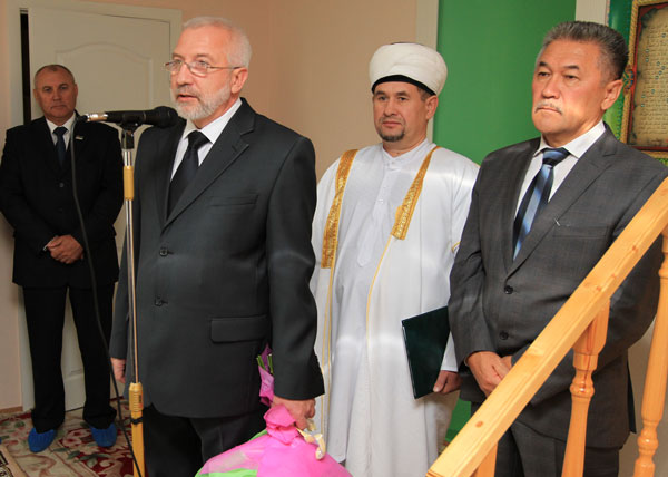 верующих поздравляют (слева направо) В.Безрук, Д. Несанелис, Валиахмад хазрат и А.Тян