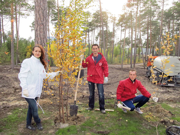 участники форума из «ЛУКОЙЛ-Коми» высаживают деревья в ходе социальной акции в Когалыме