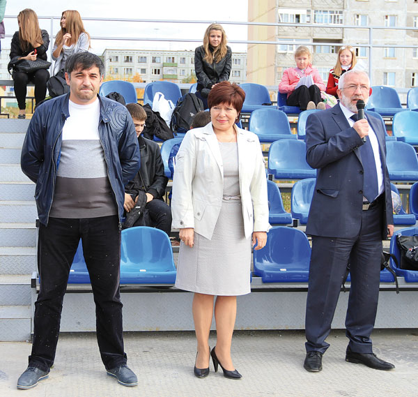 (справа налево) Д. Несанелис, вице-мэр Усинска Т. Николаева и Н. Такаев открывают турнир