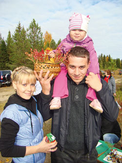 экономист предприятия Артур Курбатов со своей семьей