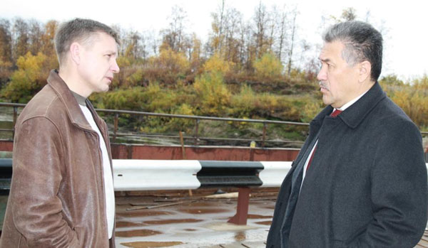 А. Тян и глава администрации села Усть-Лыжа А. Беляев обсуждают перспективы
