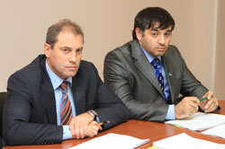 Н. Кулябов и заместитель председателя Совета города Н. Такаев на заседании президиума