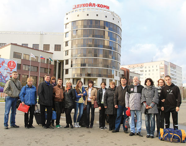 родители и организаторы поездки провожают детей в Астрахань