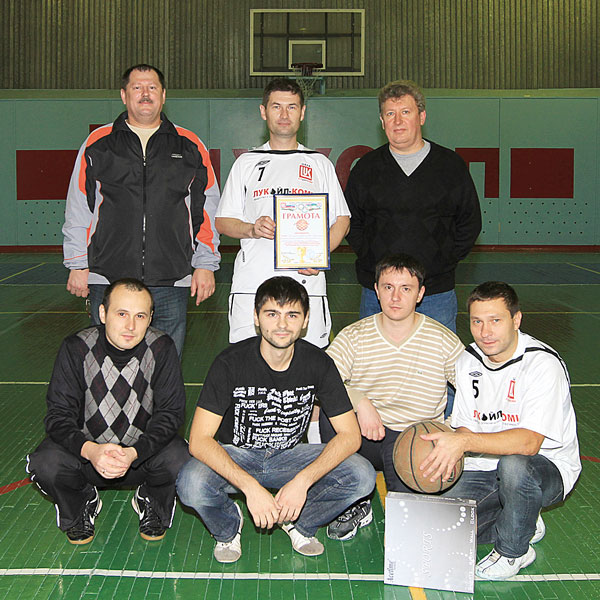 команда-победительница (С. Дмитриев крайний справа в нижнем ряду)