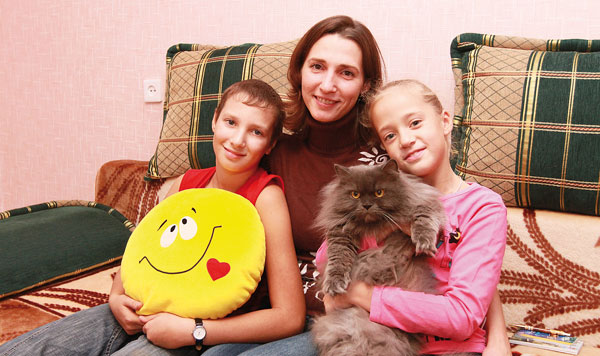 Н. Гильманова с детьми и котом Персиком