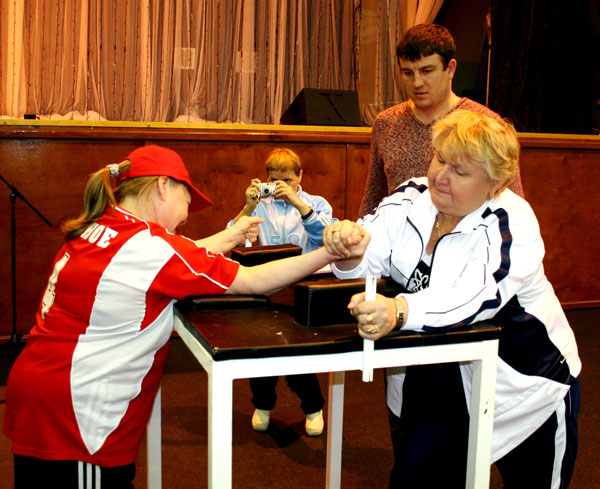 Надежда Ковалевская (справа) на состязаниях по армрестлингу