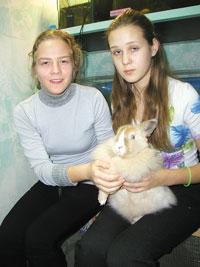 Н. Куликова и О. Яковлева с крольчихой